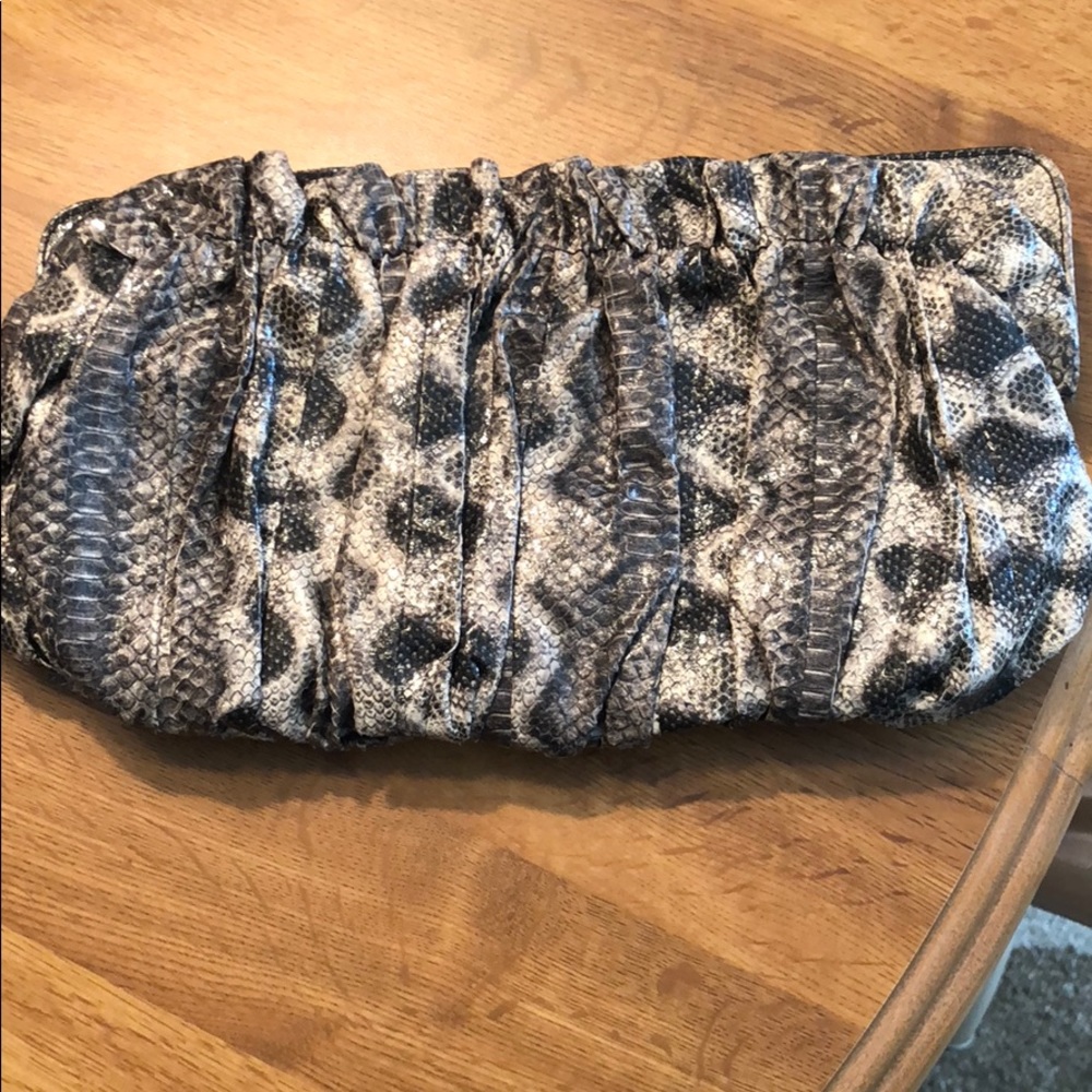 Guess clutch